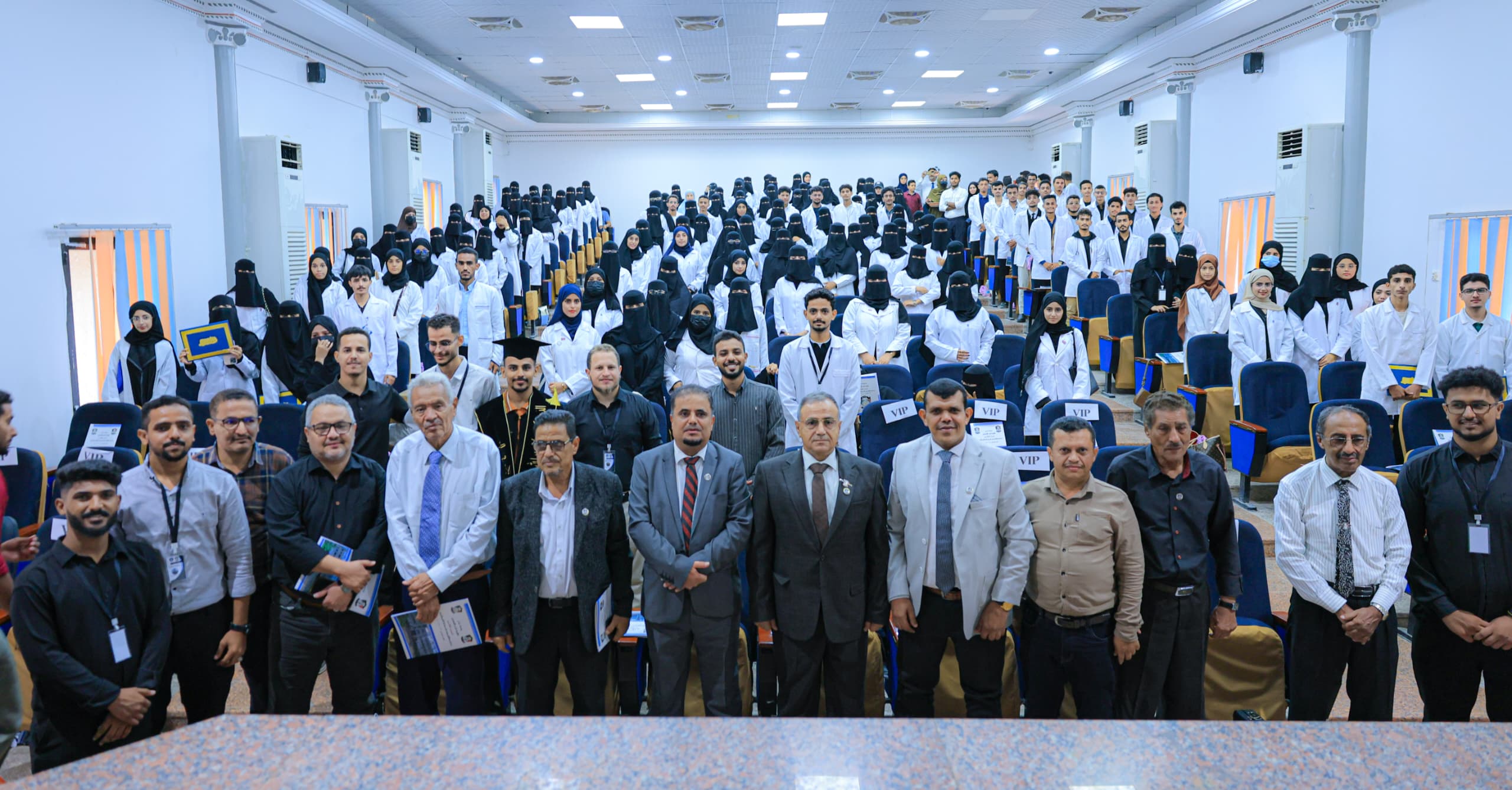 كلية طب الأسنان بجامعة عدن تحتفي بطلابها المستجدين وتكرم الأوائل 1