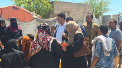 اللجنة الوطنية للتحقيق تزور مخيم الفردوس بعدن وتوثق انتهاكات تعرض لها النازحون 2