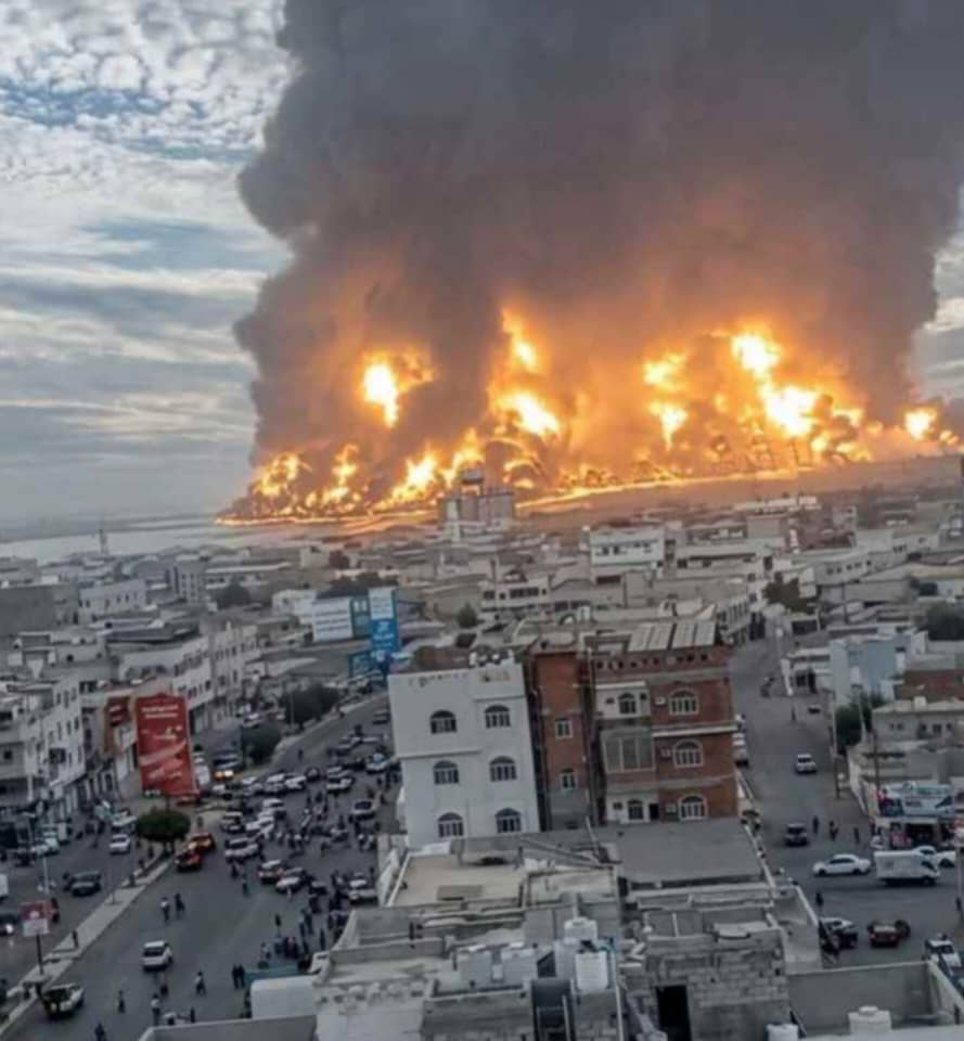مشهد مرعب في الحديدة.. ألسنة اللهب تثير الرعب عقب استهداف مخازن النفط 1