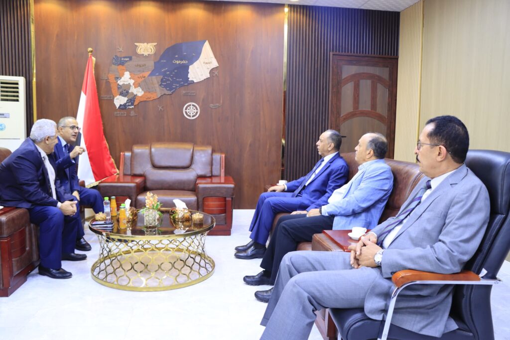 وزيرا الصناعة والتجارة والصحة والسكان يناقشان تعزيز التنسيق بشأن أسعار الأدوية والتراخيص والوكالات التجارية