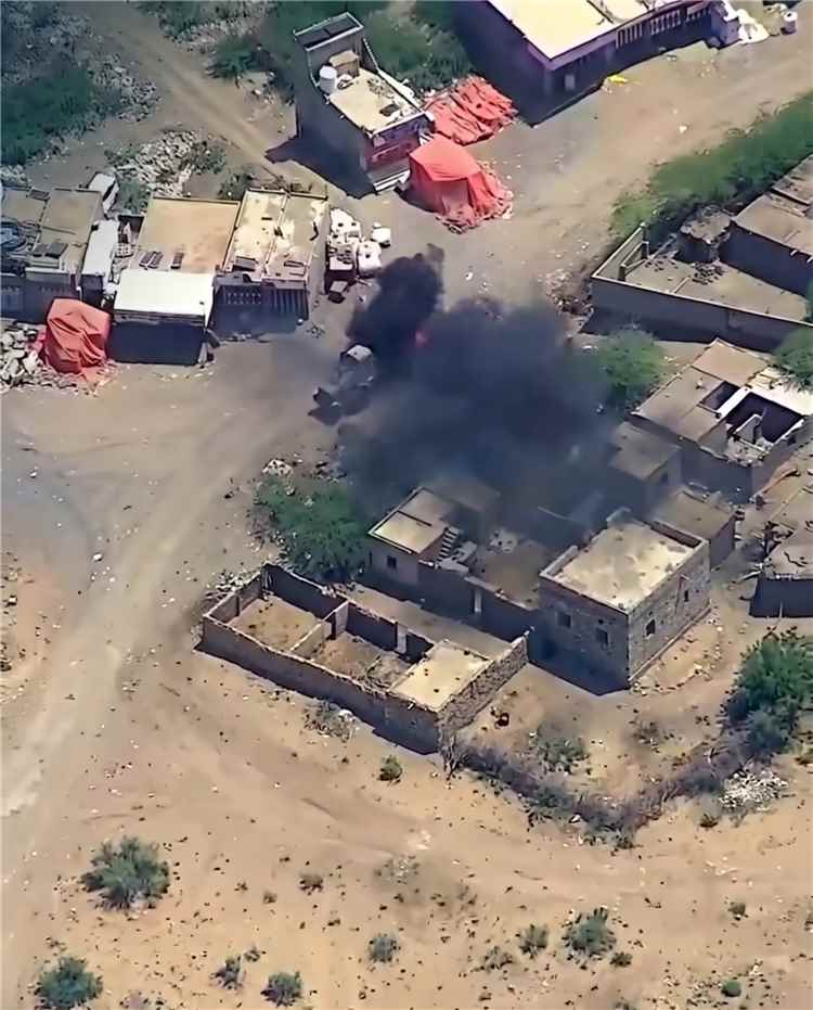 مسيّرة لقوات درع الوطن تستهدف مركبة تحمل إمدادات عسكرية في جبهة الوازعية غربي تعز 1
