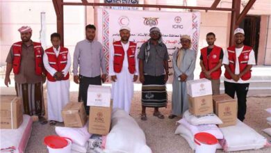 الهلال الأحمر اليمني بالمهرة يوزّع مساعدات غذائية ومواد إيواء لـ119 أسرة نازحة متضررة من النزاع المسلح 2
