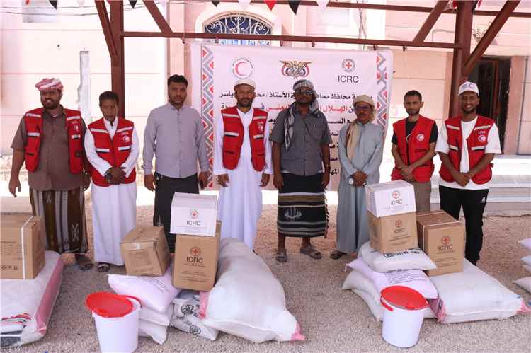 الهلال الأحمر اليمني بالمهرة يوزّع مساعدات غذائية ومواد إيواء لـ119 أسرة نازحة متضررة من النزاع المسلح 1