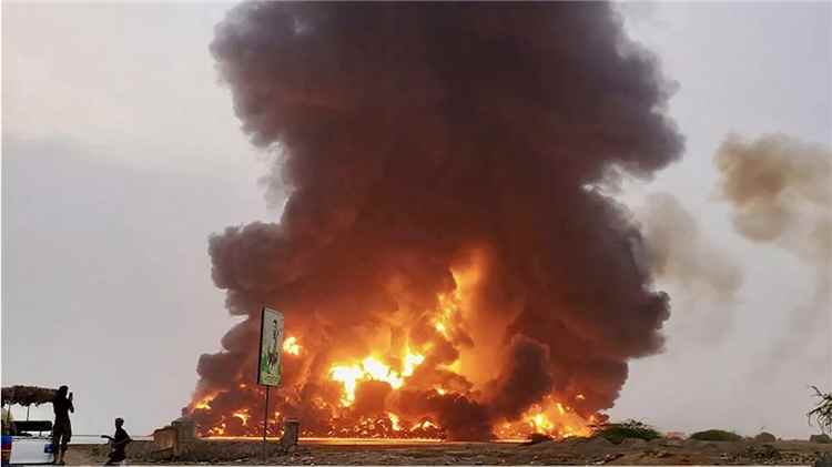 انفجار عنيف يهز الحديدة.. غموض يلف الأسباب وحصيلة الأضرار