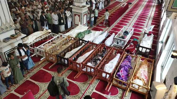 تعز تودع 18 شهيدًا في موكب جنائزي مهيب.. ومشيرة ووالدها ضمن ضحايا قصف جبل صبر