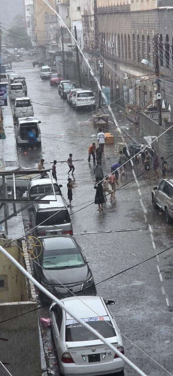أمطار عدن ترسم مشاهد من الفرح والمرح في شوارع المدينة