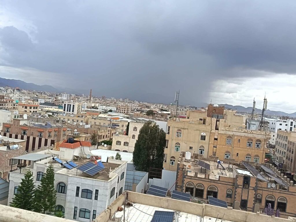 أمطار تهطل على صنعاء وتغير أجواء المدينة