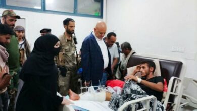 محافظ تعز يتفقد جرحى القوات المسلحة ويوجه بتقديم الرعاية الصحية الكاملة لهم 2